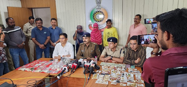 सूने मकान का ताला तोड़कर लाखों रूपये की चोरी करने अंतर्राज्यीय गिरोह के 2 महिला सहित 3 आरोपी गिरफ्तार