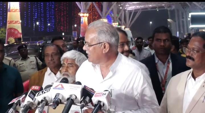 रायपुर पहुंचे मुख्यमंत्री बघेल, कहा -तेलंगाना में दिखा रहा कांग्रेस का रुझान,बृजमोहन के बयान पर कसा तंज, क्यों कर रहे जबरदस्ती नौटंकी&hellip;