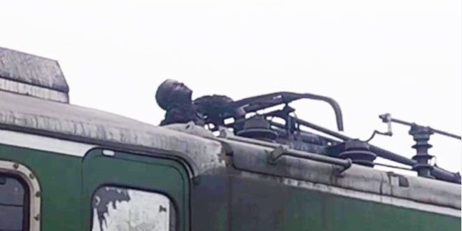 मालगाड़ी के इंजन पर चढ़ा युवक, हाइटेंशन लाईन की चपेट में आने से मौत