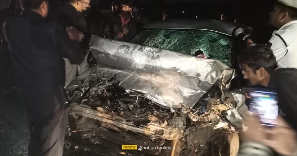 BREAKING : तेज रफ़्तार का कहर; ट्रेलर ने कार को मारी जोरदार टक्कर, तीन की दर्दनाक मौत