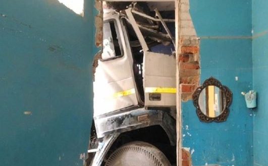 CG News: घर में जा घुसा बेकाबू टैंकर, मवेशी की मौत, बाल-बाल बचे घरवाले