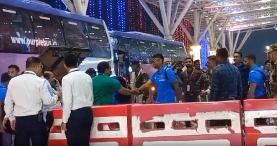 रायपुर पहुंची इंडिया और ऑस्ट्रेलिया की टीम...एयरपोर्ट पर हुआ जोरदार स्वागत 