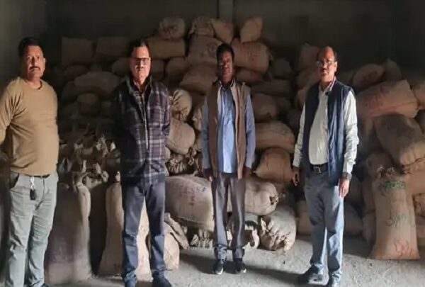 सहकारी समिति से 213 क्विंटल धान जब्त, खाद्य अधिकारी के दल ने मारा छापा