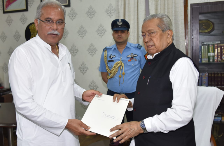 BIG BREAKING : सीएम भूपेश बघेल पहुंचे राजभवन, राज्यपाल को सौंपा इस्तीफा