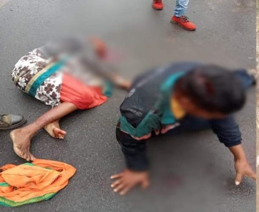 दर्दनाक हादसा; तेज रफ़्तार हाइवा ने मां-बेटे को कुचला, महिला की मौके पर मौत, युवक की हालत गंभीर 