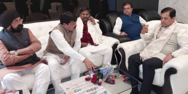 बीजेपी के केंद्रीय पर्यवेक्षक सर्वानंद सोनवाल और अर्जुन मुंडा कुशाभाऊ ठाकरे परिसर पहुंचे, दोपहर 12 बजे शुरु होगी बीजेपी विधायक दल की बैठक