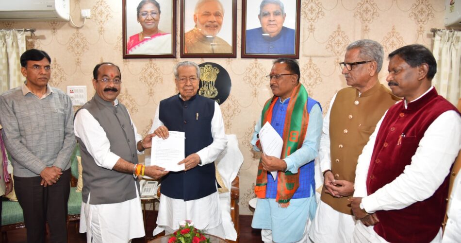 राज्यपाल हरिचंदन ने विष्णुदेव साय को मुख्यमंत्री नियुक्त कर केबिनेट गठन के लिए आमंत्रित किया