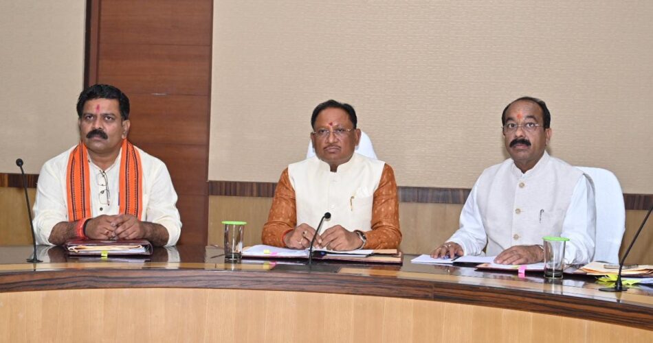 ब्रेकिंग : साय कैबिनेट की पहली बैठक सुरु... हो सकते हैं कई बड़े ऐलान&hellip;!!