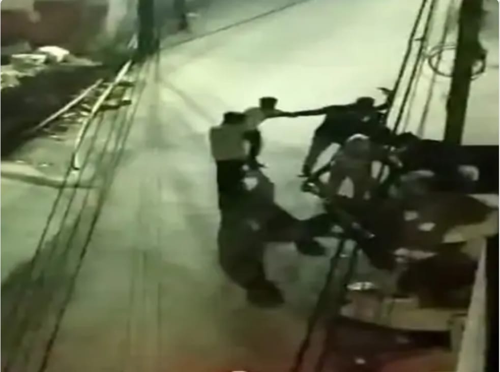 रायपुर में युवक की बेल्ट और लात-घूंसों से पिटाई, : गालियां देने से मना किया तो सड़क पर घसीटा, सिर पर बांस से किया वार