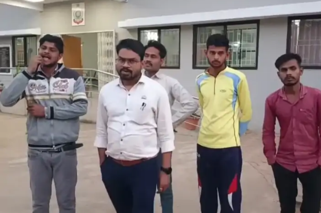 छत्तीसगढ़ : स्वास्थ्यकर्मी को पिट पीटकर मारने वाले CMO सहित 4 लोगो को पुलिस ने किया गिरफ्तार,जुआ खेलने के दौरान हुआ था विवाद.....