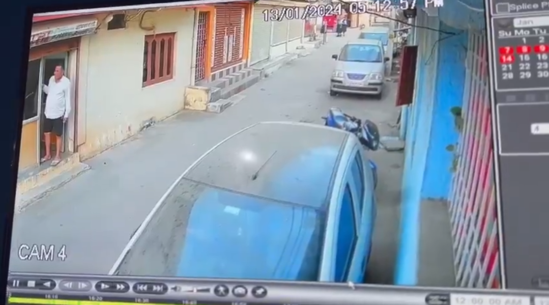कलयुगी बेटा बीमार माँ को बीच सड़क में पीटा अब सीसीटीवी हुआ वायरल देखे वीडियो