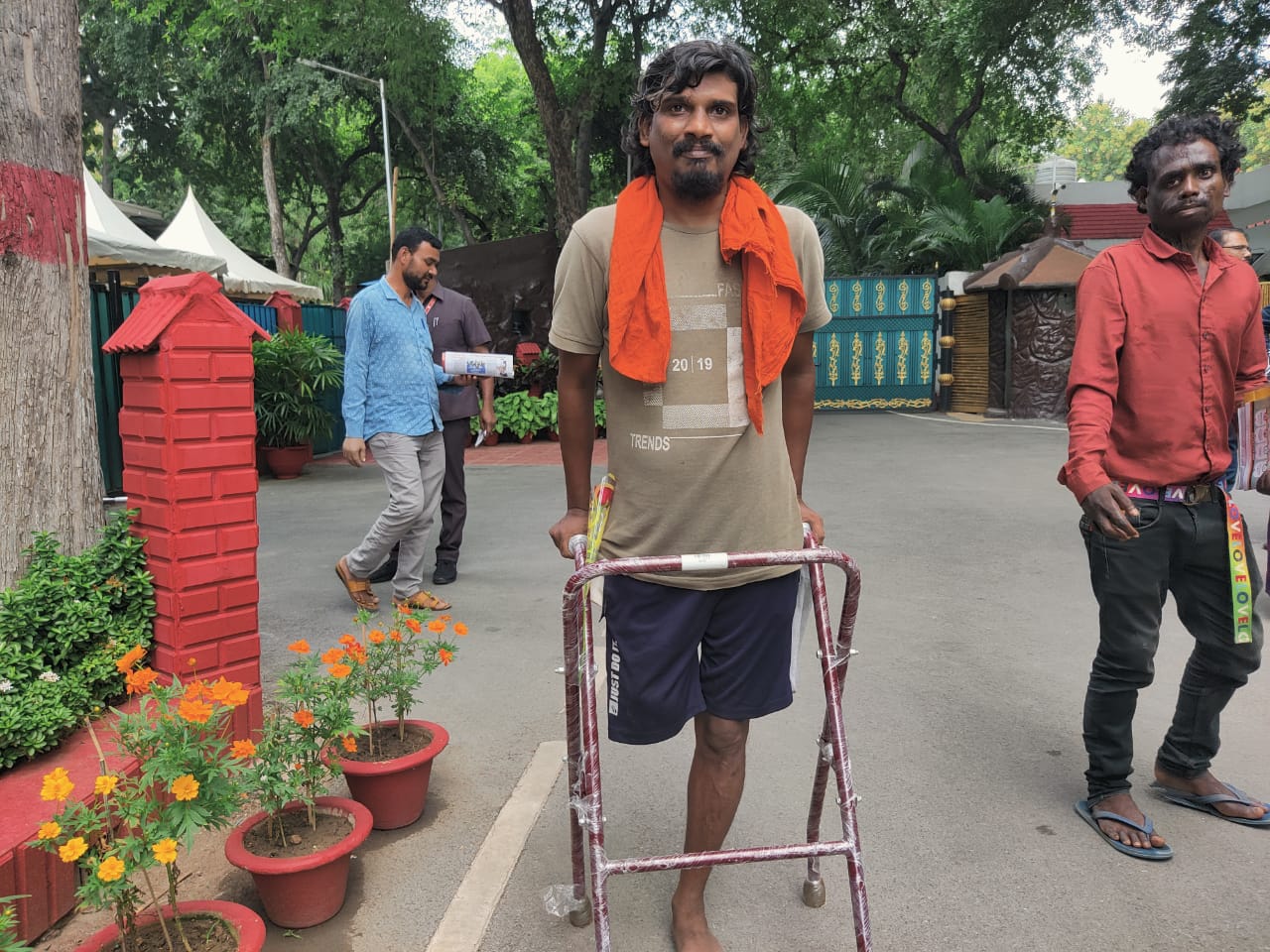 अब दिव्यांग विवेक को मिला वॉकर का सहारा