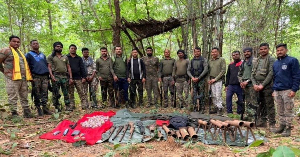 गढ़चिरौली में सुरक्षा बलों की बड़ी कामयाबी: छत्तीसगढ़-महाराष्ट्र सीमा पर माओवादियों का हथियारों और विस्फोटकों का जखीरा बरामद
