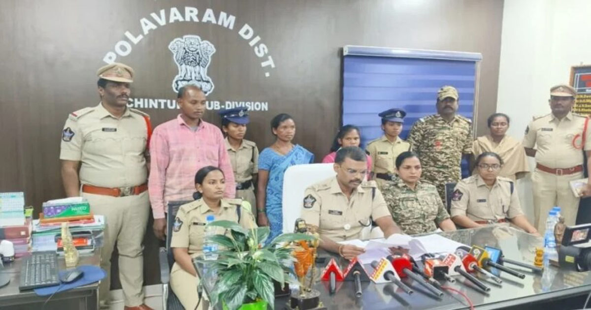 सुकमा के तीन माओवादियों ने पुलिस के सामने डाले हथियार, मुख्यधारा में लौटे