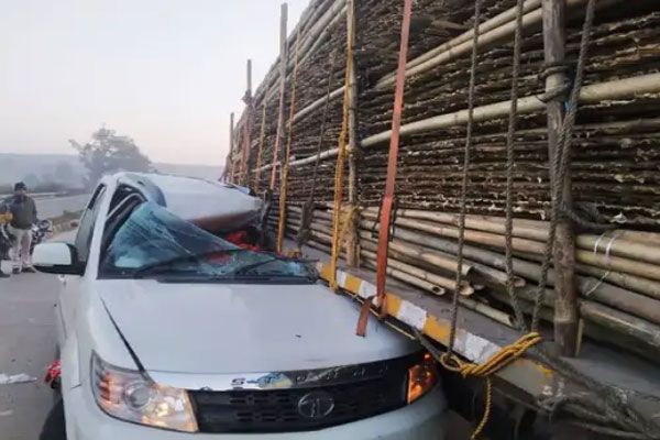 CG : ओवरटेक करते समय ट्राले में जा घुसी गाड़ी, संत और शिष्य की गई जान, बाकी चार को एक खरोंच भी नहीं आई