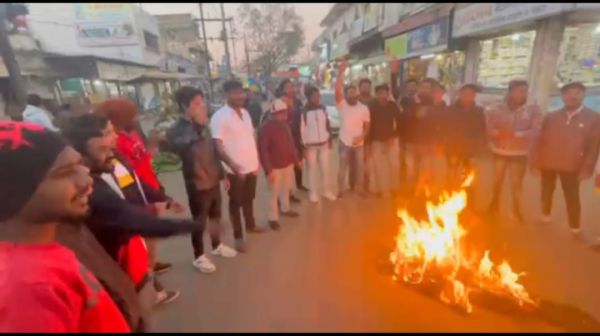 असम के मुख्यमंत्री के द्वारा किए गए अभद्र टिप्पणी के विरोध में एनएसयूआई के कार्यकर्ताओं द्वारा पुतले में थूक कर पुतला दहन किया गया