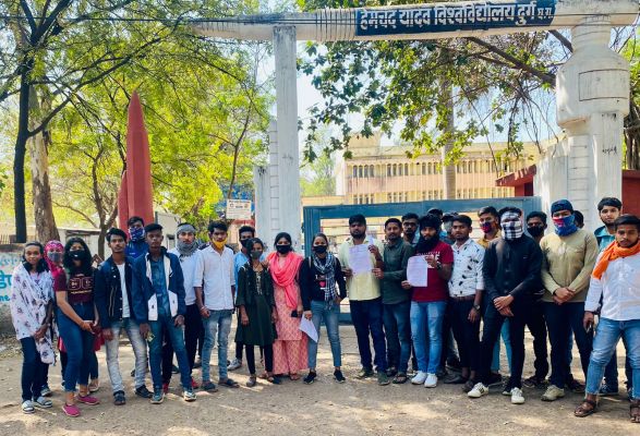  दुर्ग: ऑनलाइन परीक्षा कराने NSUI के नेताओ ने हेमचंद्र विवि के रजिस्ट्रार को सौंपा ज्ञापन&hellip; 
