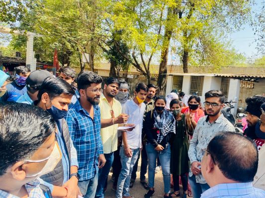  दुर्ग: ऑनलाइन परीक्षा कराने NSUI के नेताओ ने हेमचंद्र विवि के रजिस्ट्रार को सौंपा ज्ञापन&hellip; 