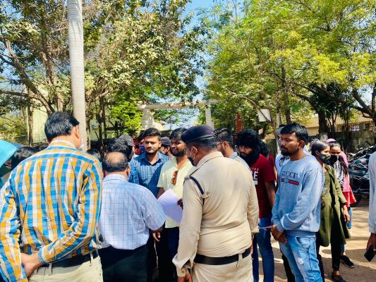  दुर्ग: ऑनलाइन परीक्षा कराने NSUI के नेताओ ने हेमचंद्र विवि के रजिस्ट्रार को सौंपा ज्ञापन&hellip; 