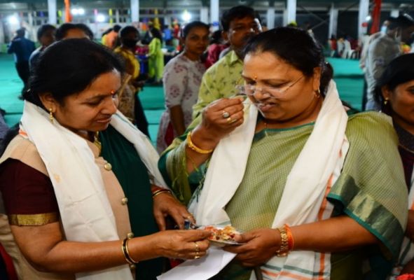 रायपुर में महिला मड़ई की हुई शुरुआत अनिला भेड़िया ने किया उद्धघाटन मंत्री औऱ सांसद ने लिया व्यंजनों का स्वाद