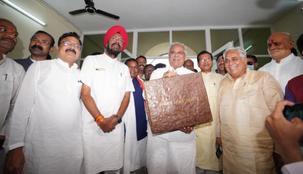 छत्तीसगढ़ बजट 2022-23: देश में पहली बार गोधन से बने ब्रीफ केस में पेश किया गया बजट&hellip;