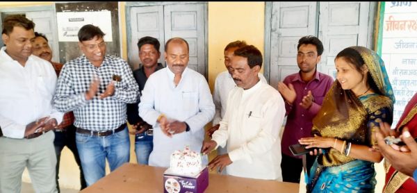 विधायक गुलाब कमरो ने रंजीत सिंह का जन्म दिन ग्रामीणों के बीच केक काट कर मनाया, दी अपनी शुभकामनाएं.. 