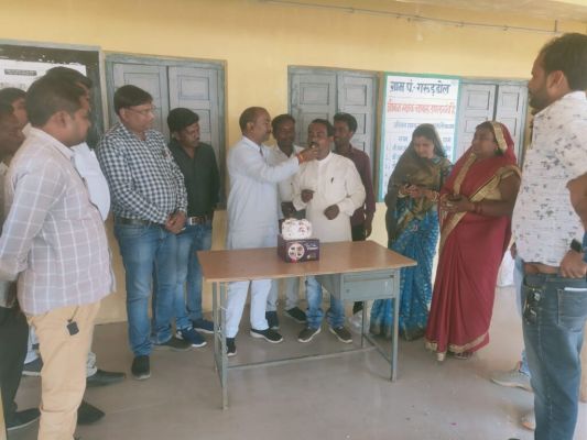 विधायक गुलाब कमरो ने रंजीत सिंह का जन्म दिन ग्रामीणों के बीच केक काट कर मनाया, दी अपनी शुभकामनाएं.. 