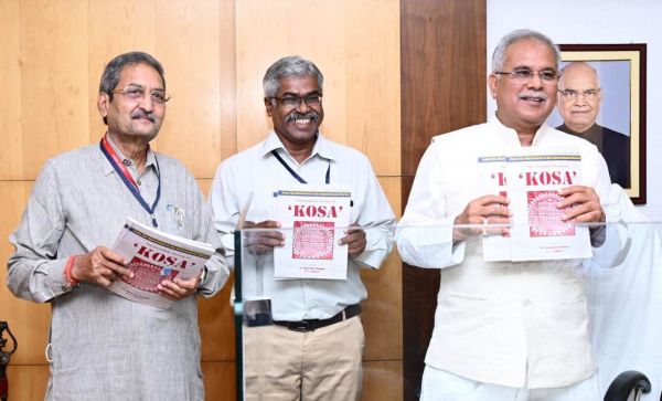 रायपुर : मुख्यमंत्री श्री भूपेश बघेल ने ’कोसा’ सिल्क की यात्रा पर प्रकाशित पुस्तक का किया विमोचन