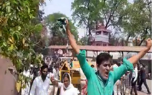 रायपुर मुख्यमंत्री निवास के बहार जमकर विरोध औऱ नारेबाजी ,अचानक पहुचे दर्जन भर लोग लाभांडी के विस्थापन का कर रहे विरोध