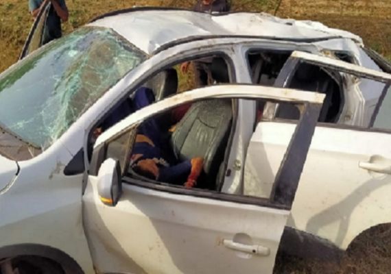 भीषण सड़क हादसा तेज़ रफ़्तार कार अनियंत्रित होकर पलटी, 1 महिला की मौत, 3 बच्चों सहित 7 लोग घायल