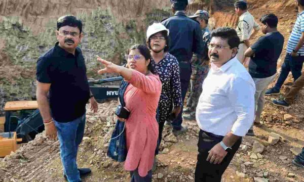 BIG BREAKING: राहुल को बचाने मानिकपुर, मनेन्द्रगढ़ से रेस्क्यू टीम पहुंची, कलेक्टर जितेंद्र शुक्ला भी मौजूद.. BIG BREAKING: राहुल को बचाने मानिकपुर, मनेन्द्रगढ़ से रेस्क्यू टीम पहुंची, कलेक्टर जितेंद्र शुक्ला भी मौजूद..