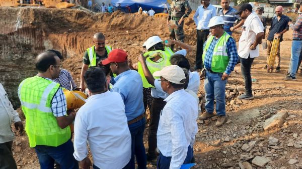 BIG BREAKING: राहुल को बचाने मानिकपुर, मनेन्द्रगढ़ से रेस्क्यू टीम पहुंची, कलेक्टर जितेंद्र शुक्ला भी मौजूद.. BIG BREAKING: राहुल को बचाने मानिकपुर, मनेन्द्रगढ़ से रेस्क्यू टीम पहुंची, कलेक्टर जितेंद्र शुक्ला भी मौजूद..