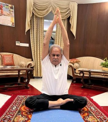 रायपुर : योग मनुष्य की शारीरिक, मानसिक और आध्यात्मिक ऊर्जा बढ़ाता है- मुख्यमंत्री भूपेश बघेल.... मुख्यमंत्री भूपेश बघेल ने अंतर्राष्ट्रीय योग दिवस पर नई दिल्ली स्थित छत्तीसगढ़ सदन में योगाभ्यास