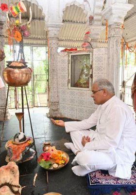 मुख्यमंत्री ने बैकुंठपुर के प्राचीन शिव मंदिर में की पूजा-अर्चना.. प्रदेशवासियों की सुख-समृद्धि की कामना..