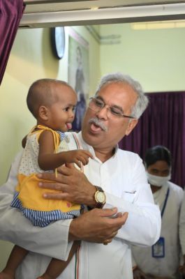 फिर छलका मुख्यमंत्री का बच्चों के प्रति प्रेम : नन्हीं गरिमा की मासूम शरारत में शामिल हुए मुख्यमंत्री