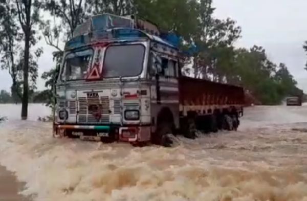 बस्तर में भारी बारिश छत्तीसगढ़ तेलंगाना का संपर्क टूटा नेशनल हाइवे पर सैकड़ो गाड़ी जाम में फसी