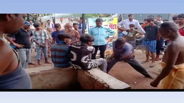 बाइक खराब होने पर रुके युवकों पर चोरी का आरोप लगाकर ग्रामीणों ने हमला कर दिया। इसके बाद युवकों को खंभे में बांधकर पिटाई की देखे विडियो 