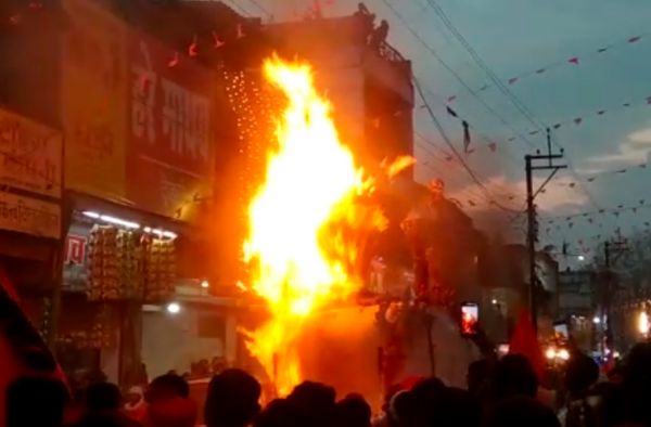 छत्तीसगढ़ नवरात्र शोभायात्रा की झाँकी में लगी आग मची अफरा तफरी कलाकारों ने कूदकर बचाई जान