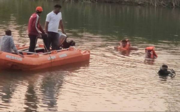 जुआरियों को पकड़ने गई पुलिस की टीम, डर से 3 युवको ने लगा दिया एनीकेट पर छलांग 2 तैर कर निकल गए 1 कि मौत ...ग्रामीणों में भारी आक्रोश