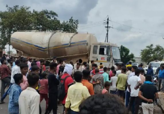 ट्रक ने एक ही परिवार के 4 लोगों को कुचला: पिता और बेटे की मौत, 2 की हालत गंभीर; नाराज ग्रामीणों ने किया चक्काजाम देखे वीडियो