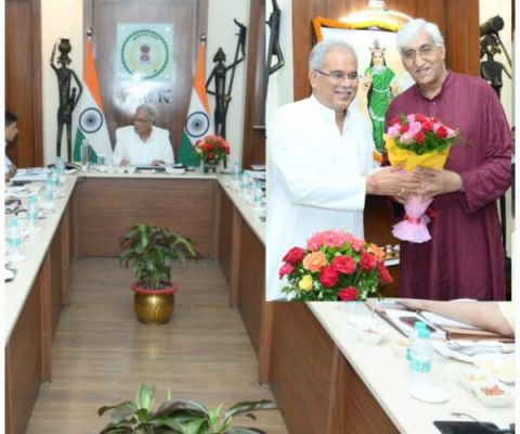BREAKING : मुख्यमंत्री बघेल की कैबिनेट की बैठक शुरू, सीएम ने उप मुख्यमंत्री टी.एस. सिंहदेव को पुष्पगुच्छ भेंट कर किया स्वागत 
