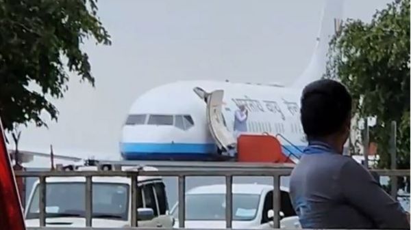 रायपुर एयरपोर्ट पहुंचे पीएम मोदी, बीजेपी नेताओं ने किया स्वागत, देखिए VIDEO