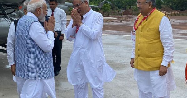 BREAKING: मुख्यमंत्री भूपेश बघेल ने पीएम मोदी का छत्तीसगढ़ में किया स्वागत, देखे तस्वीरें