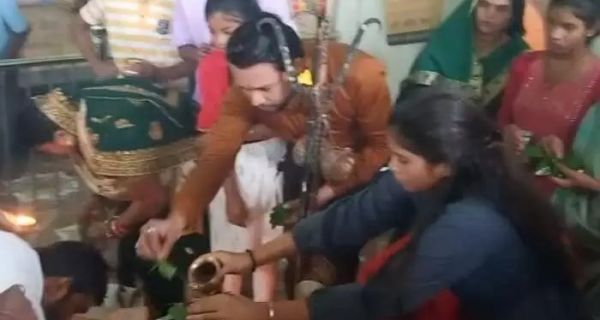 श्रावण मास का पहला सोमवार: मंदिरों में उमड़ी शिवभक्&zwj;तों की भीड़...शिवालयों में गूंजा हर-हर महादेव