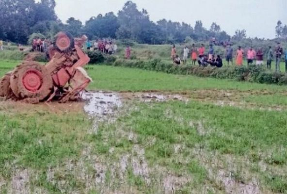 CG NEWS : खेत जुताई के दौरान पलटा ट्रैक्टर, दो सगे भाई दबे, एक की मौत