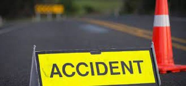 CG ACCIDENT : अनियंत्रित होकर पेड़ से टकराई कार, दो लोगों की मौत