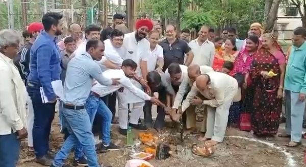 विधायक कुलदीप जुनेजा और पार्षद अमितेश भारतद्वाज ने 25लाख के हमर क्लिनिक भवन निर्माण कार्य का किया भूमिपूजन