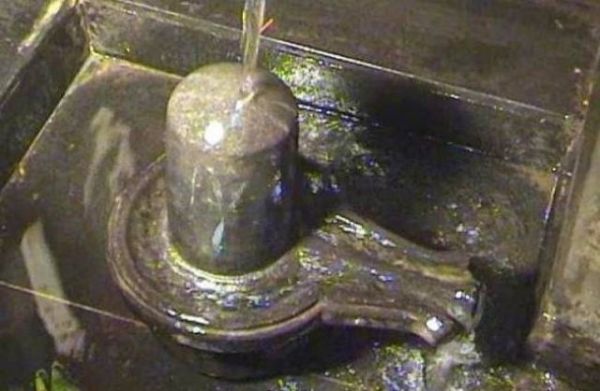 युवक ने जीभ काटकर शिवलिंग पर चढ़ाया, देखने वाले हुए हैरान, अस्पताल में भर्ती&hellip;