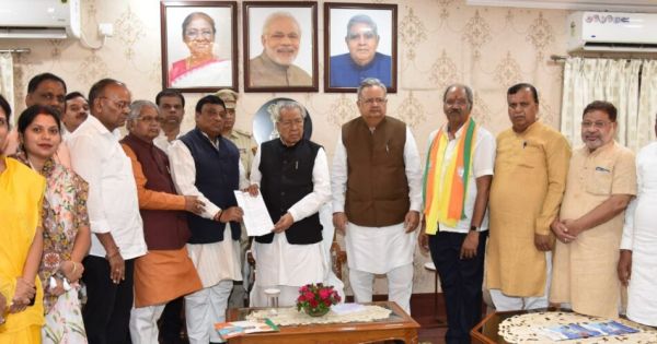 युवकों के नग्न प्रदर्शन पर भाजपा ने सरकार को घेरा, राज्यपाल को ज्ञापन सौंपकर की राष्ट्रपति शासन लागू करने की मांग