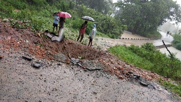 मूसलाधार बारिश के बीच आइइडी ब्लास्ट...सड़क पर बना गड्ढा..!!